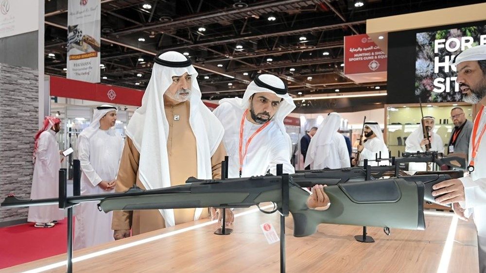 نهيان بن مبارك يزور معرض أبوظبي الدولي للصيد والفروسية بدورته الـ21