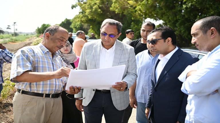 بالصور- محافظ قنا يتفقد أعمال مشروع ازدواج الطريق الزراعي الشرقي