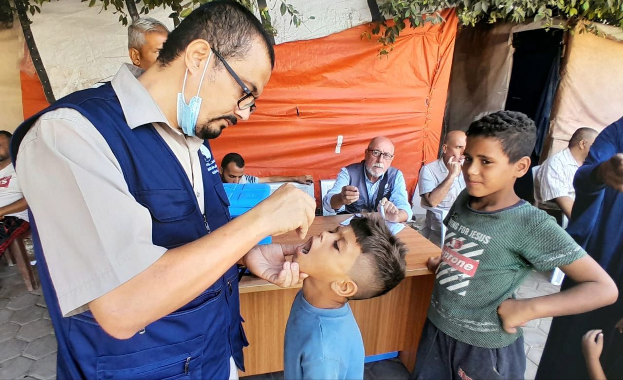 استمرار حملة التطعيم الطارئة ضد شلل الأطفال بالمحافظة الوسطى لليوم الثالث.. صور