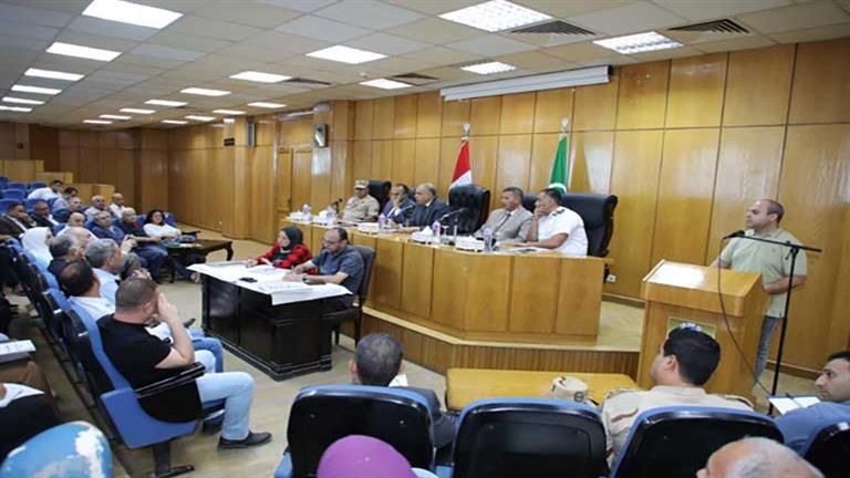 محافظ المنيا يبحث ملفات التعديات وتقنين الأراضي وتطوير مواقف السيارات