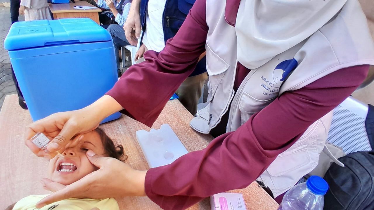استمرار حملة التطعيم الطارئة ضد شلل الأطفال بالمحافظة الوسطى لليوم الثالث.. صور