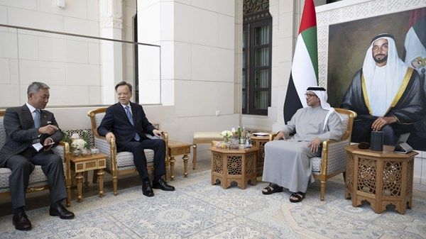 منصور بن زايد يستقبل عضو المكتب السياسي للجنة المركزية للحزب الشيوعي الصيني