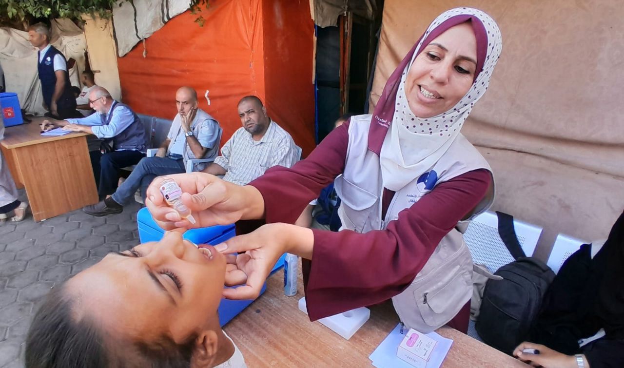 استمرار حملة التطعيم الطارئة ضد شلل الأطفال بالمحافظة الوسطى لليوم الثالث.. صور