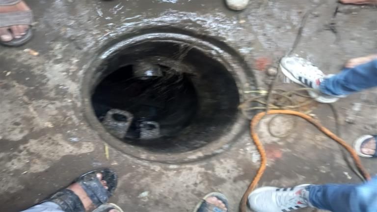 سقوط 3 أشخاص في بالوعة صرف بأبو النمرس