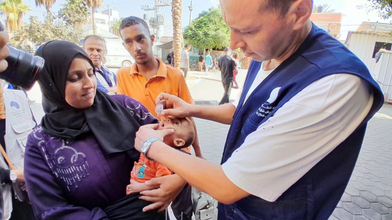 استمرار حملة التطعيم الطارئة ضد شلل الأطفال بالمحافظة الوسطى لليوم الثالث.. صور