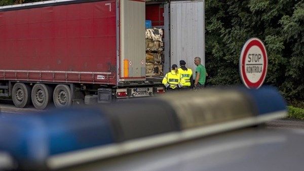 شرطة التشيك تعثر على 30 مهاجراً داخل شاحنة