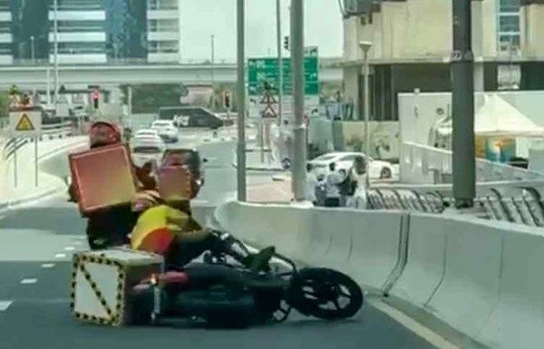 شرطة دبي تُلقي القبض على سائق دراجة "ديلفري" عرض حياة آخر للخطر