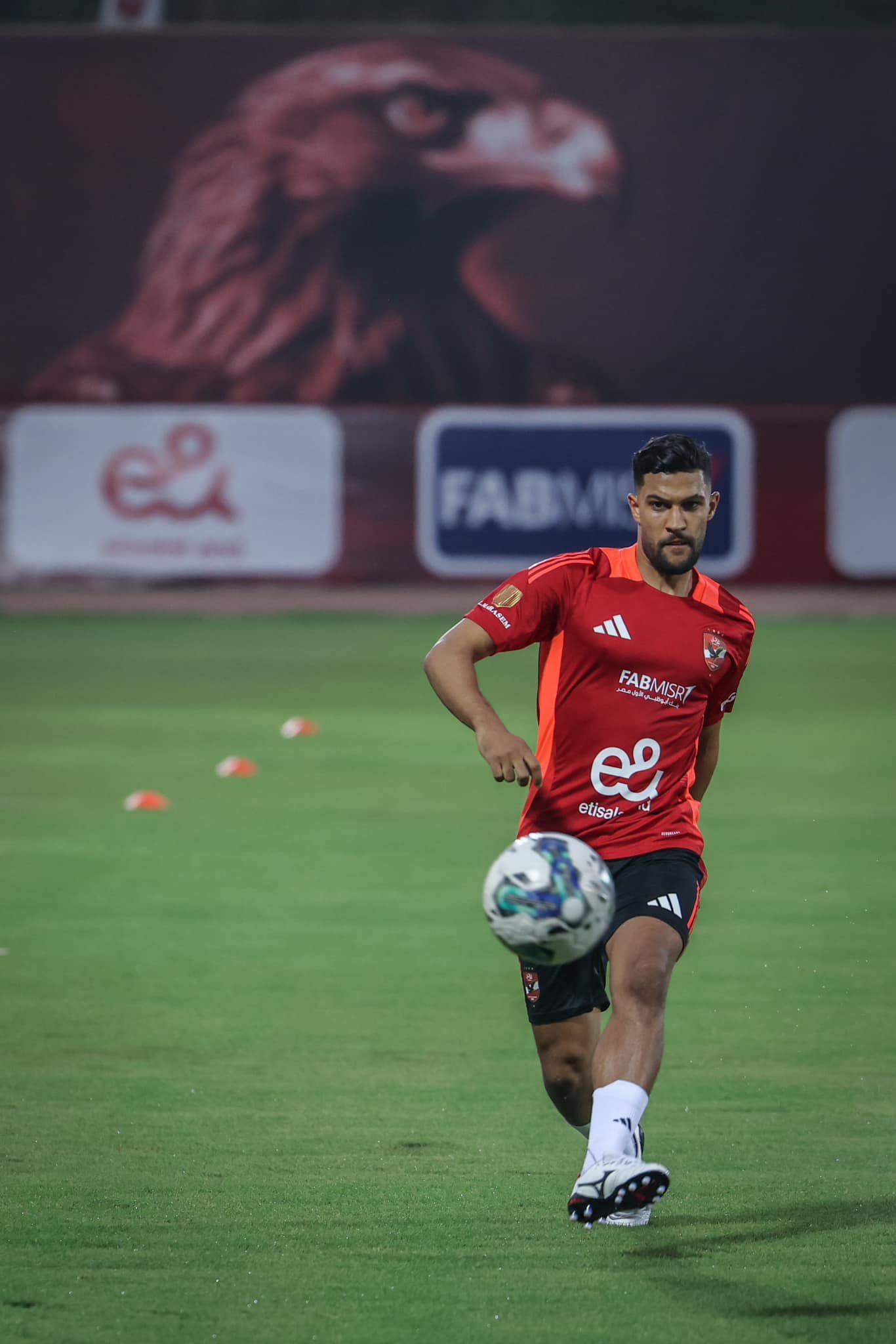 تيشيرت الأهلي الجديد يجذب الأنظار في بداية الاستعداد للموسم المقبل.. صور