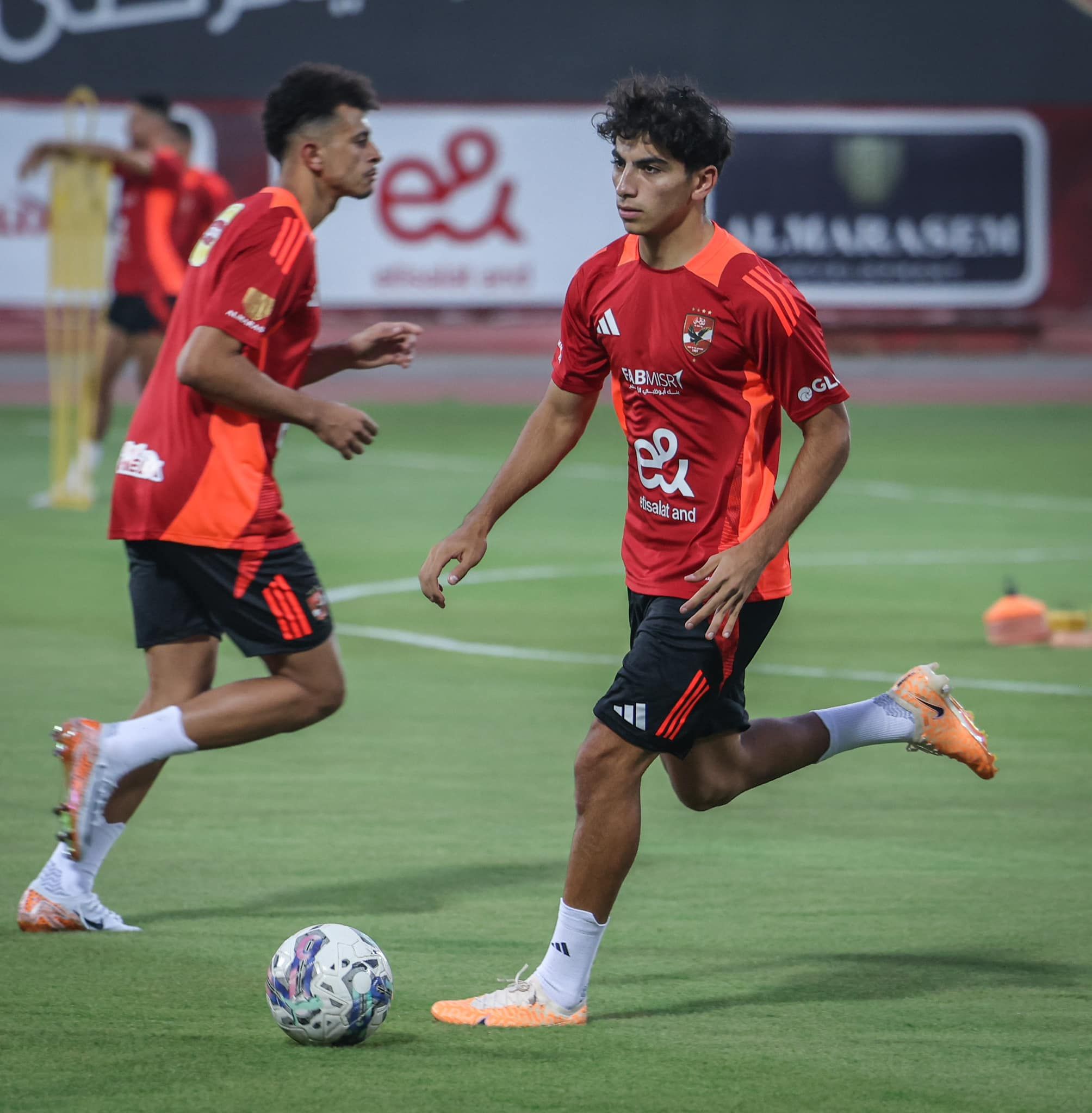 تيشيرت الأهلي الجديد يجذب الأنظار في بداية الاستعداد للموسم المقبل.. صور