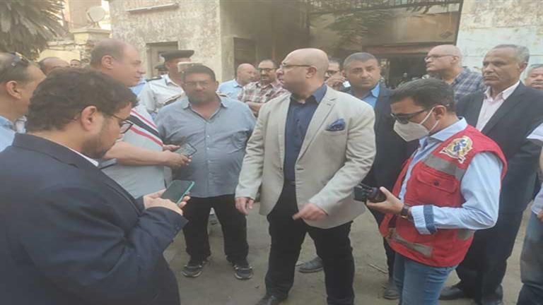 بالصور- محافظ بني سويف يتابع إجراءات إخماد حريق مبنى التعليم القديم