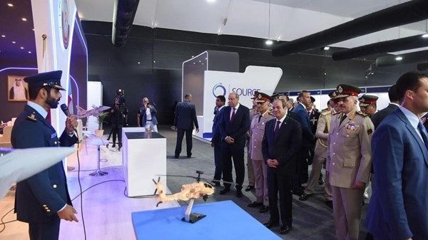 السيسي يتفقد جناح الإمارات في معرض مصر الدولي للطيران والفضاء