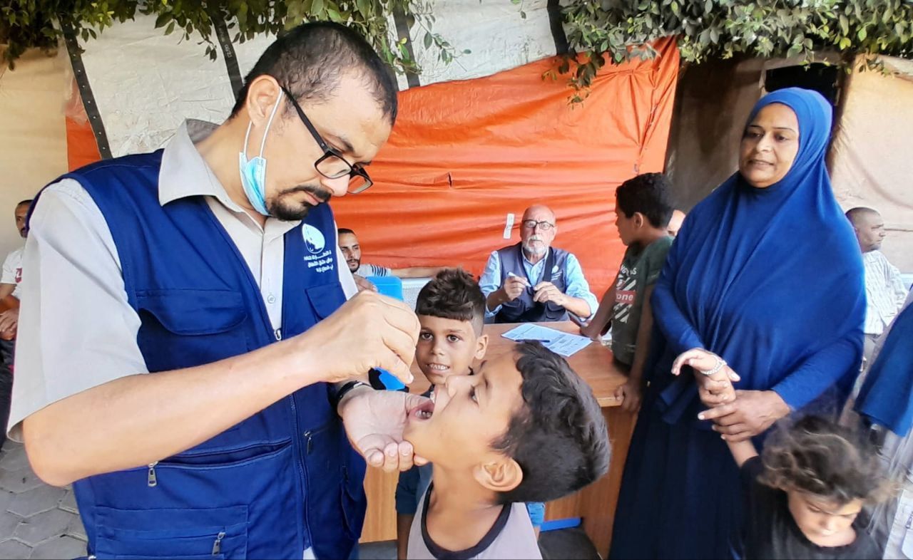 استمرار حملة التطعيم الطارئة ضد شلل الأطفال بالمحافظة الوسطى لليوم الثالث.. صور