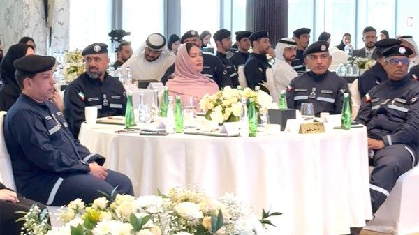«أبوظبي للدفاع المدني» تحتفي بالمرأة الإماراتية