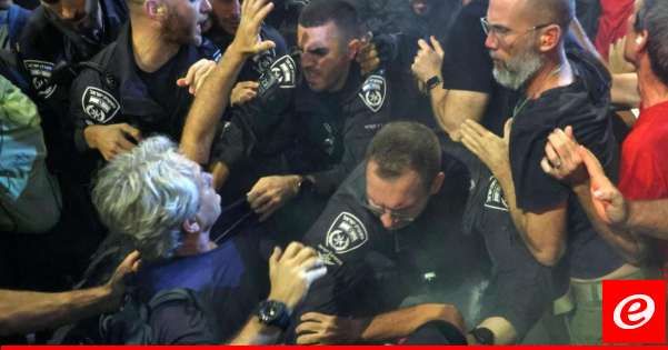 مواجهات بين عناصر الشرطة الإسرائيلية والمتظاهرين في تل أبيب للمطالبة بصفقة تبادل أسرى