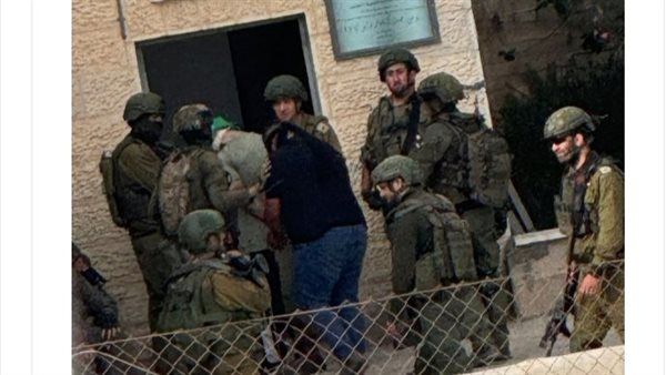 الاحتلال يحتجز 16 مواطنا بمخيم الجلزون شمال رام الله