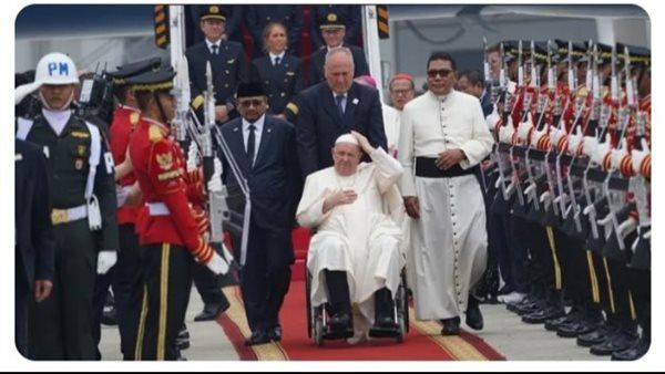 بابا الفاتيكان يدعو لتعزيز الحوار ببن الأديان لمواجهة التطرف والتعصب