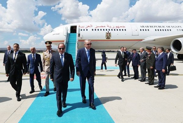 الرئيس المصري يصل أنقرة في زيارة رسمية إلى تركيا