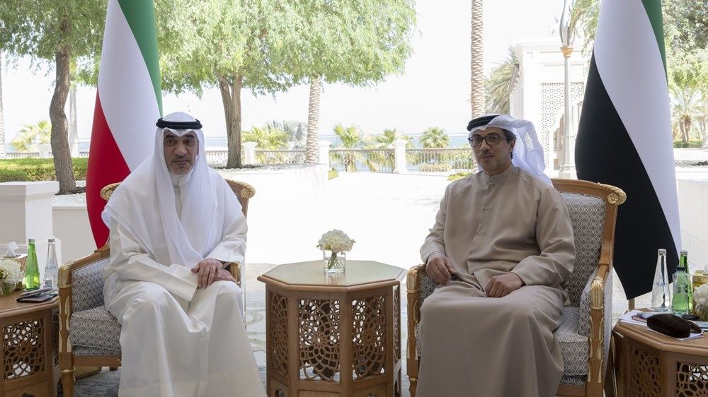 منصور بن زايد والنائب الأول لرئيس مجلس الوزراء الكويتي يبحثان علاقات البلدين