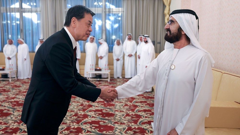 محمد بن راشد يلتقي الرئيس والمدير التنفيذي لشركة «نيسان» العالمية