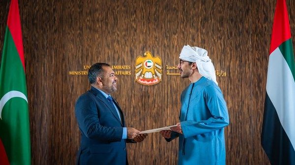 رئيس الدولة يتلقى رسالة خطية من رئيس المالديف تسلمها عبدالله بن زايد