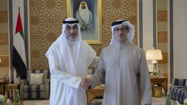 منصور بن زايد والنائب الأول لرئيس مجلس الوزراء الكويتي يبحثان علاقات البلدين