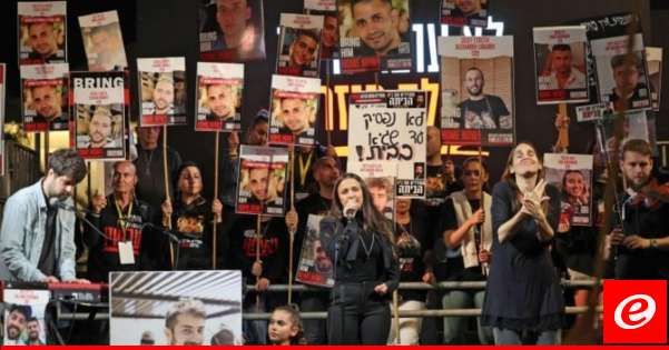 أهالي الأسرى الإسرائيليين يطالبون نتنياهو بخلع شارة التضامن مع ذويهم