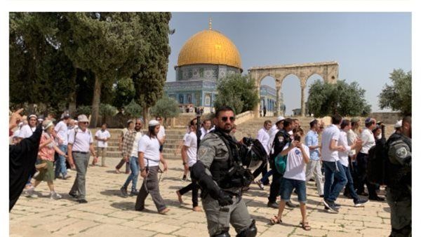 مستعمرون يقتحمون المسجد الأقصى بحماية شرطة الاحتلال