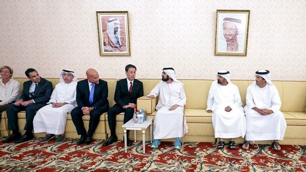 محمد بن راشد يلتقي الرئيس والمدير التنفيذي لشركة «نيسان» العالمية