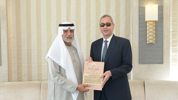نهيان بن مبارك يتسلم العدد الثاني من مجلة «نقوش أثرية»