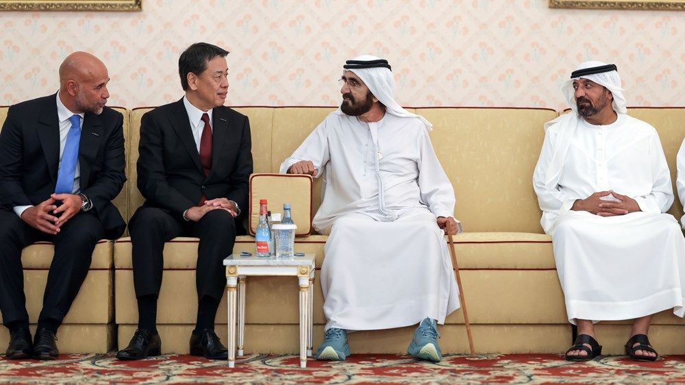 محمد بن راشد يلتقي الرئيس والمدير التنفيذي لشركة «نيسان» العالمية