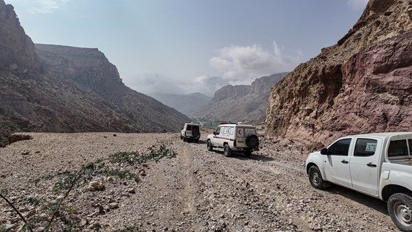 عيادة الإمارات المتنقلة تقدم خدماتها لسكان المناطق النائية بحضرموت