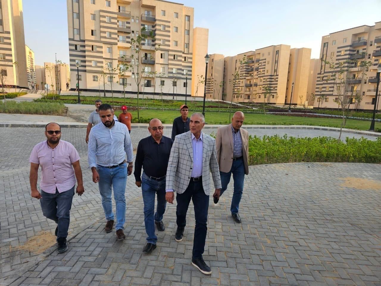 نائب رئيس هيئة المجتمعات العمرانية يتفقد مشروعات الإسكان بمدن غرب القاهرة