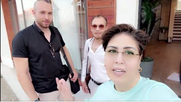 فجر السعيد تستضيف يهود في منزلها وتصفهم بـ ولاد العم.. فيديو