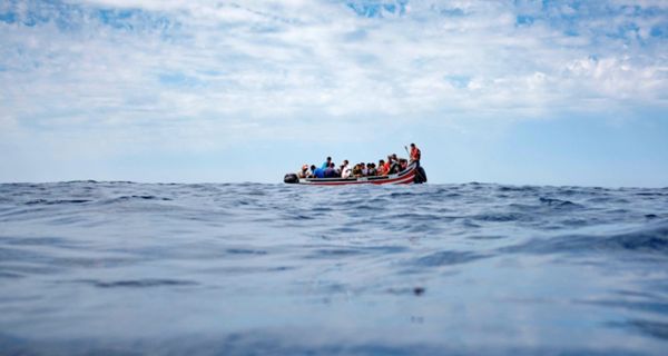 20 مفقوداً جراء غرق مركب في المتوسط