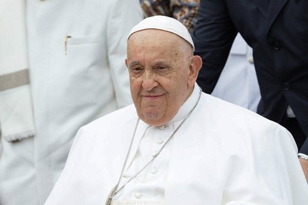 البابا فرنسيس يدعو إلى التصدي لتغير المناخ خلال زيارته لإندونيسيا