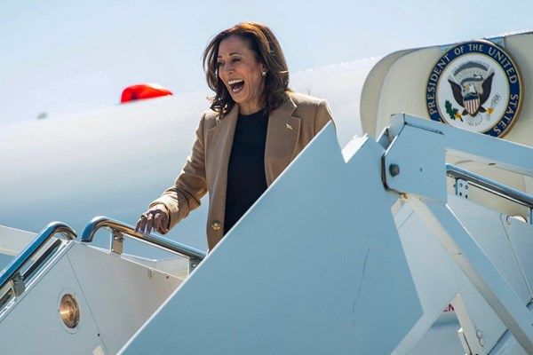 كامالا هاريس تقوم بجولة في ولاية بنسلفانيا