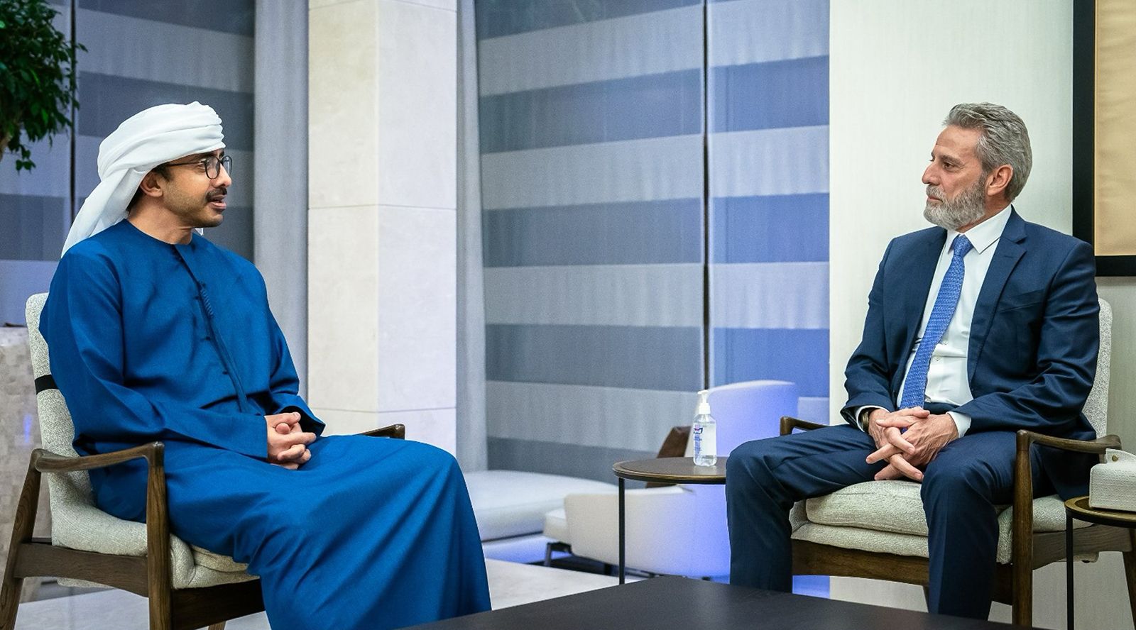 الخليج اليوم .. عبد الله بن زايد ومهند هادي يبحثان جهود الاستجابة للأوضاع الإنسانية في غزة