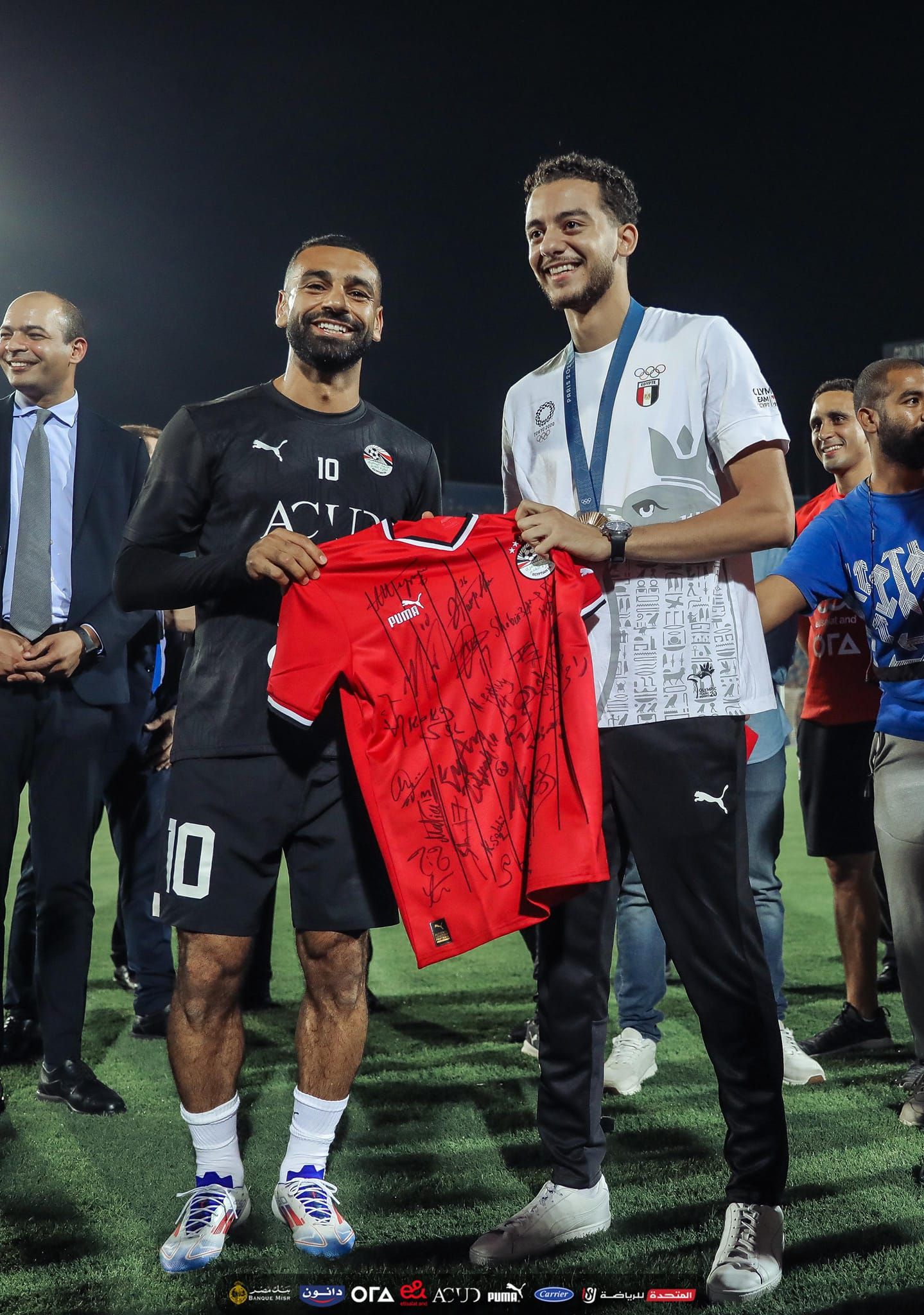ممر شرفى وتيشيرت ورسائل تحفيزية.. تكريم محمد صلاح لأبطال الأولمبياد مستمر