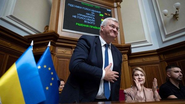 أوكرانيا تعيّن وزير خارجية جديدا في تعديل وزاري