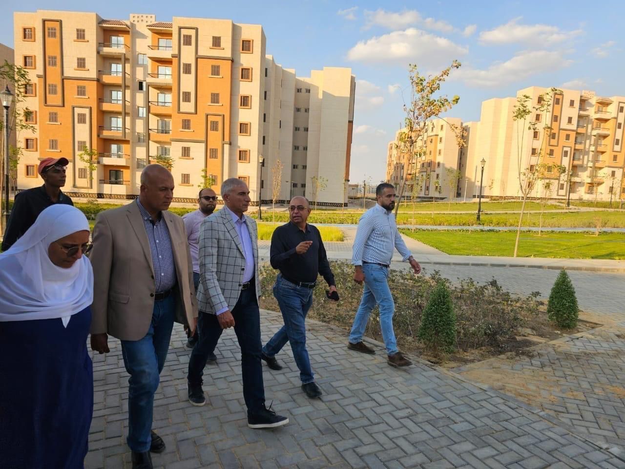 نائب رئيس هيئة المجتمعات العمرانية يتفقد مشروعات الإسكان بمدن غرب القاهرة