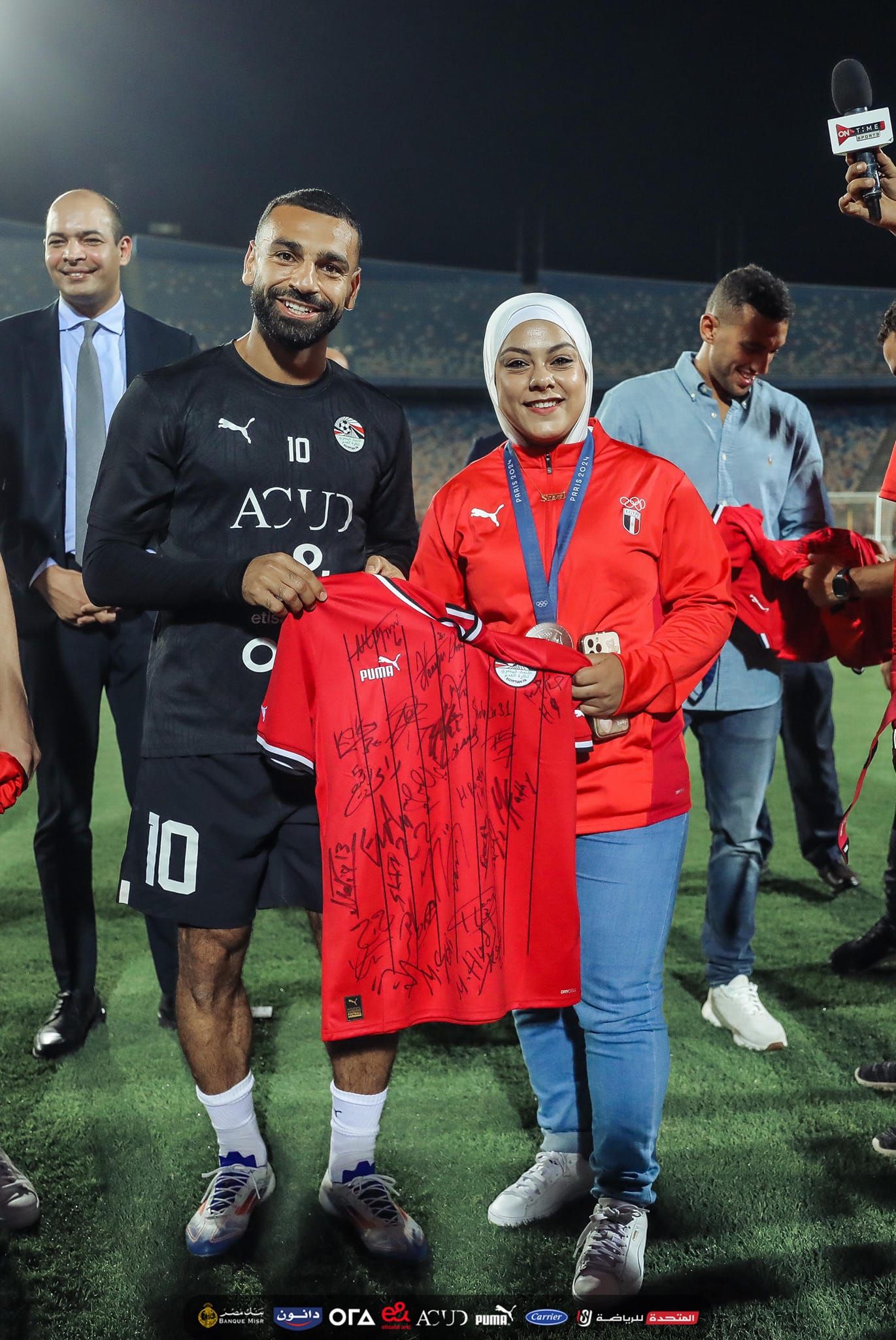 ممر شرفى وتيشيرت ورسائل تحفيزية.. تكريم محمد صلاح لأبطال الأولمبياد مستمر
