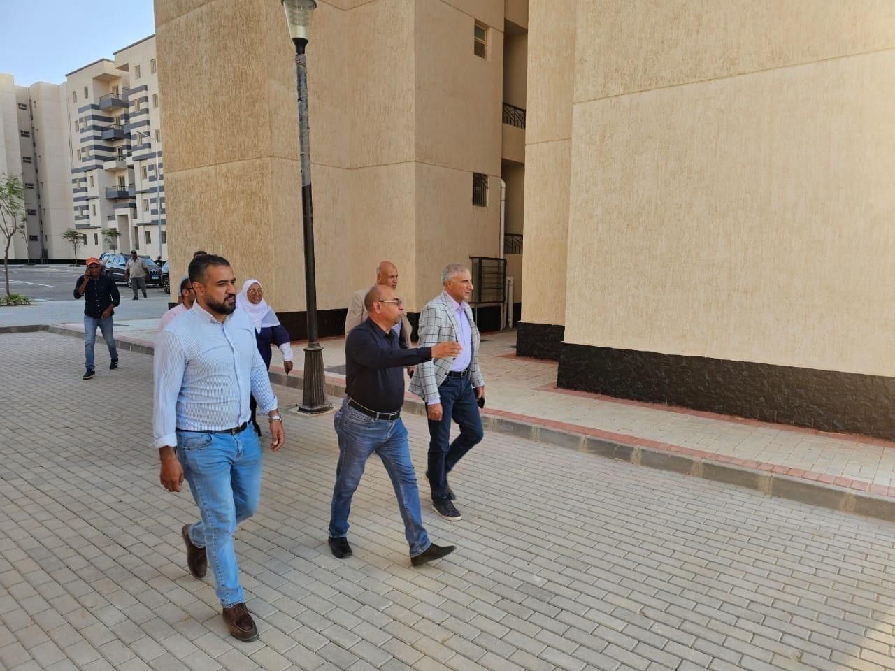 نائب رئيس هيئة المجتمعات العمرانية يتفقد مشروعات الإسكان بمدن غرب القاهرة