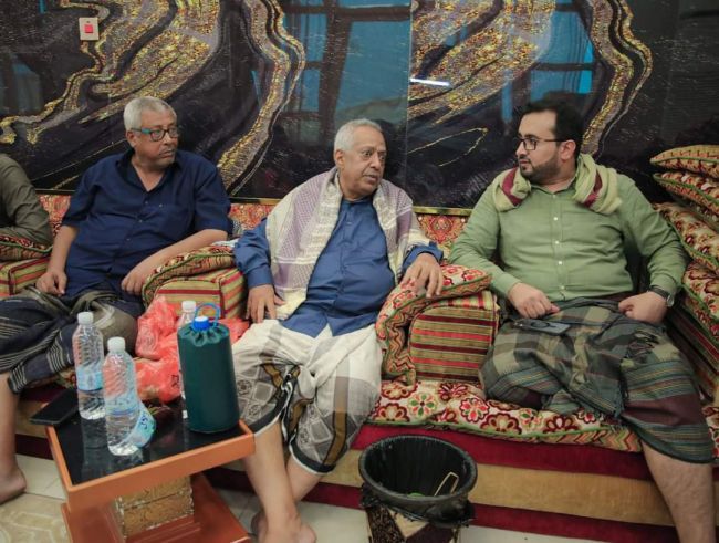 يتقدمهم العولقي .. شخصيات سياسية واجتماعية وإعلامية يؤدون واجب العزاء في الفقيد نبيل مقبل