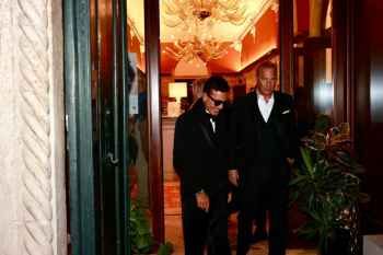 نجم هوليوود كيفن كوستنر يكرّم عمر حرفوش بجائزة السلام العالمي في مهرجان فينيسيا السينمائي