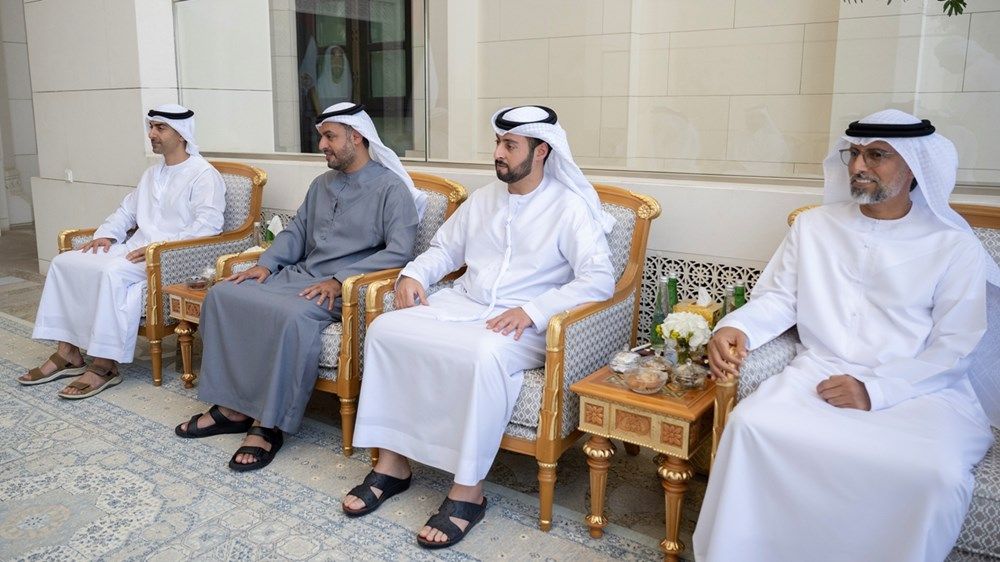 منصور بن زايد يستقبل رئيس الديوان الأميري في قطر