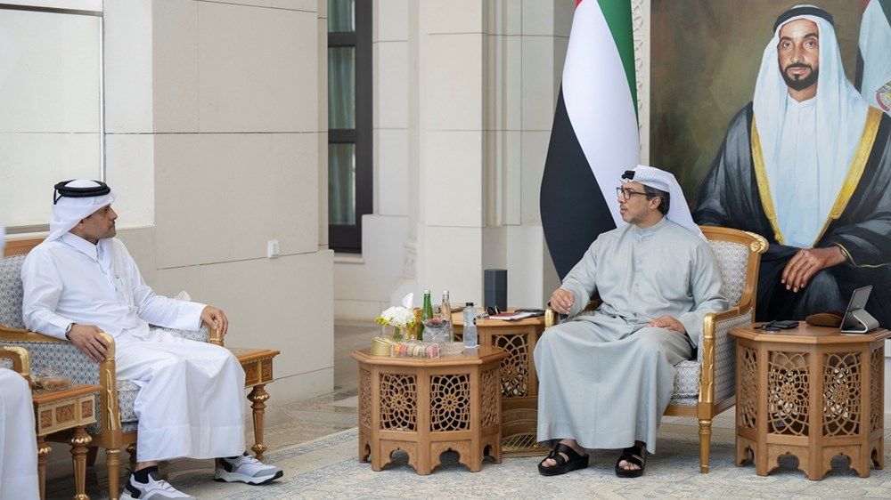 منصور بن زايد يستقبل رئيس الديوان الأميري في قطر