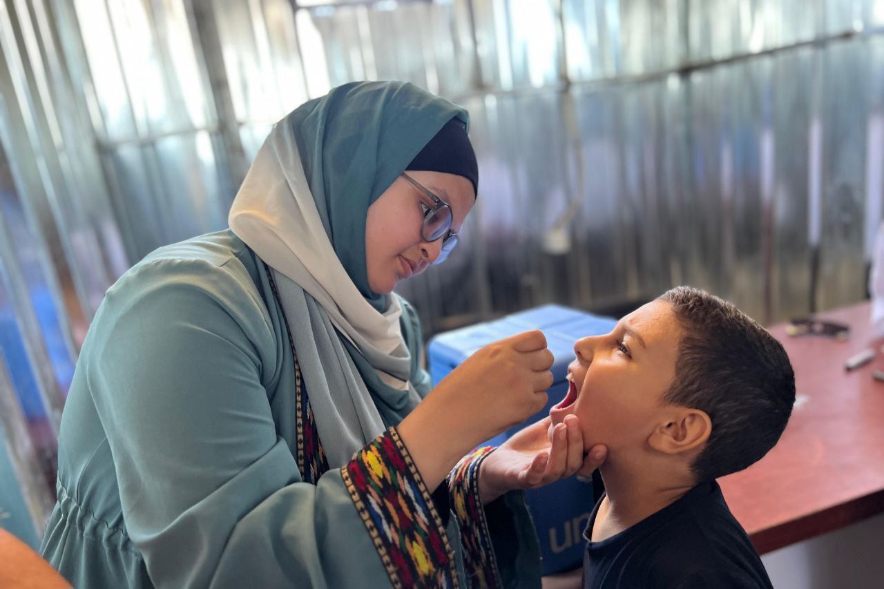 وزارة الصحة الفلسطينية تواصل حملات التطعيم جنوب القطاع ضد شلل الأطفال.. صور