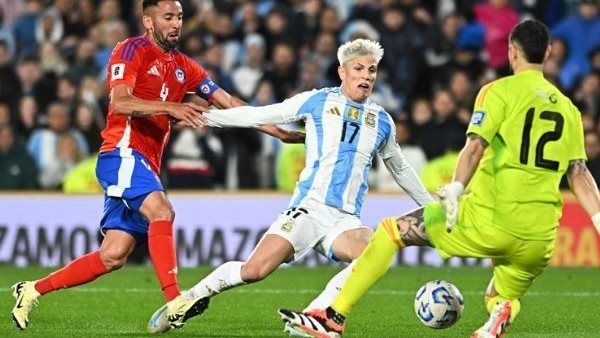 الأرجنتين تضرب تشيلي بثلاثية في تصفيات المونديال