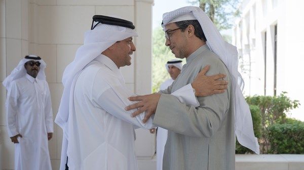 منصور بن زايد يستقبل رئيس الديوان الأميري في قطر
