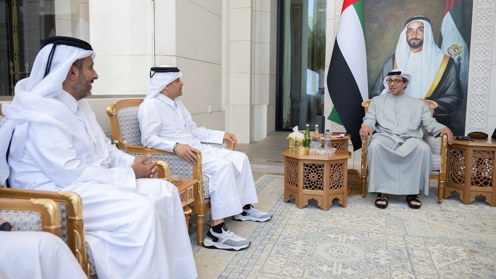 منصور بن زايد يستقبل رئيس الديوان الأميري في قطر
